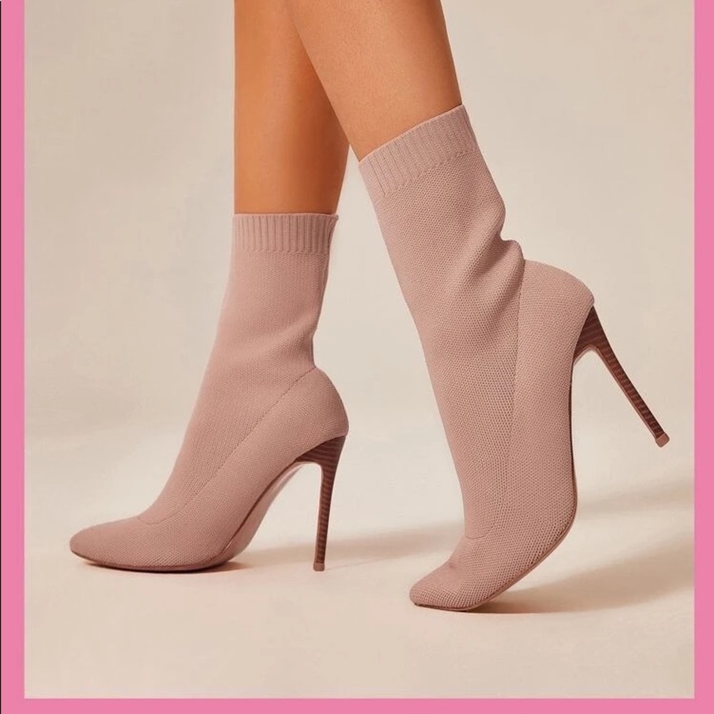 Cuccoo Minimalist Point Toe Sock Bootie
